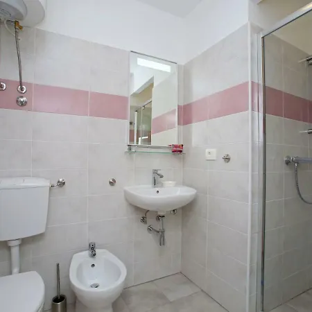 2bdr App With Wifi, 199 Vinež